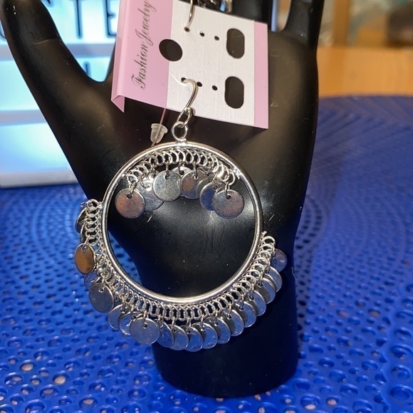 𝅺💫 Dangle Earrings. Lots of movement and sparkle. - Picture 7 of 8